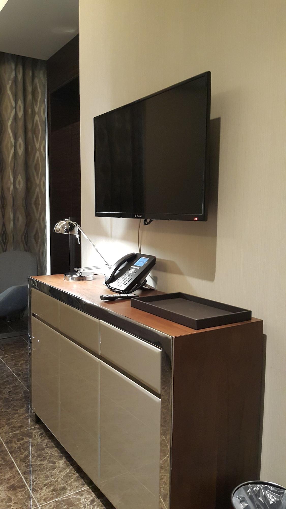 M Hotel Makkah By Millennium Μέκκα Εξωτερικό φωτογραφία A television and telephone in a hotel room