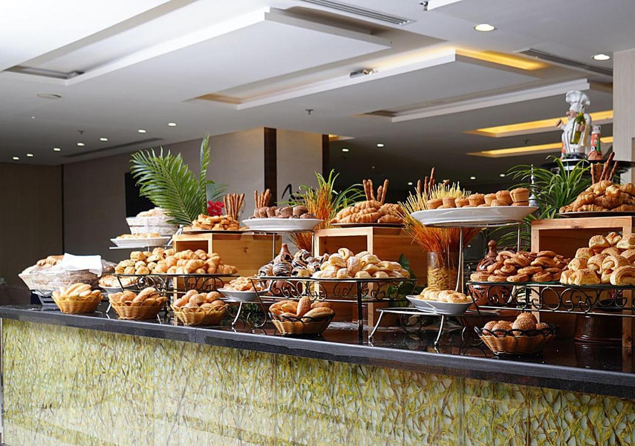 M Hotel Makkah By Millennium Μέκκα Εξωτερικό φωτογραφία Breakfast buffet at the hotel