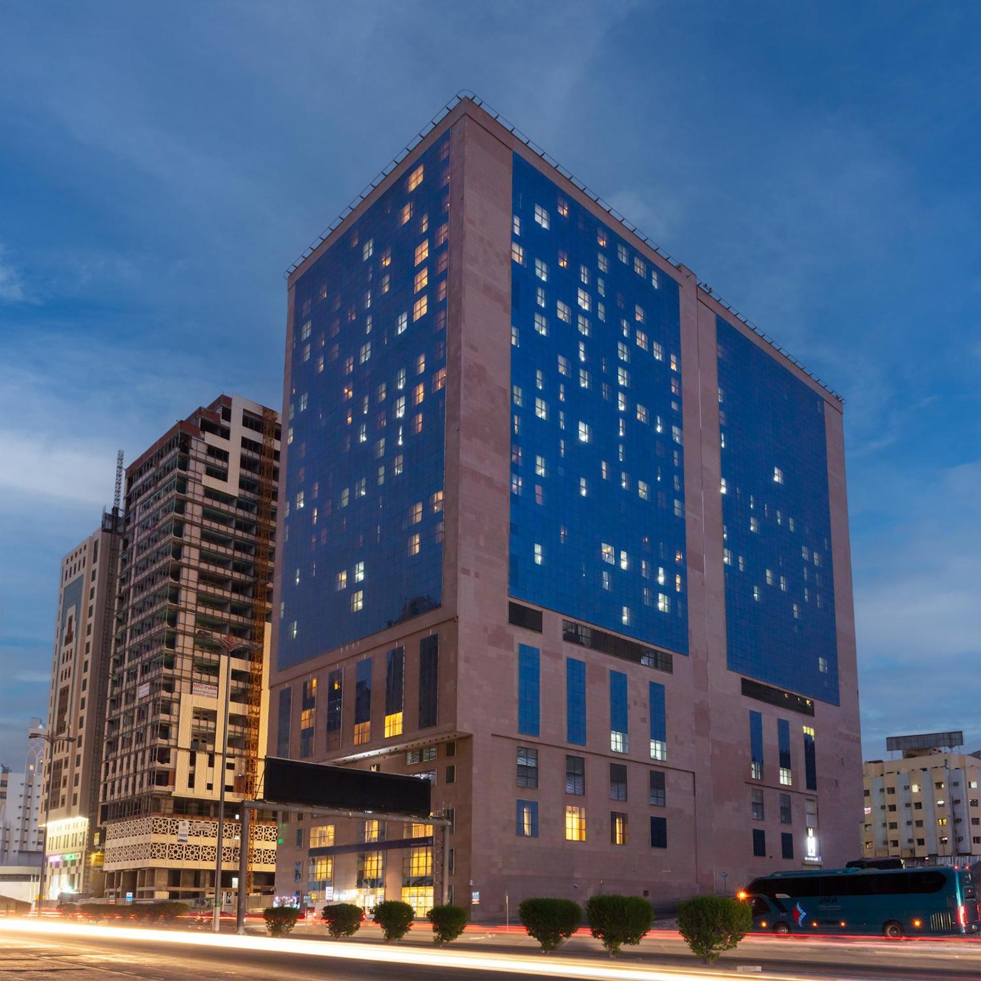 M Hotel Makkah By Millennium Μέκκα Εξωτερικό φωτογραφία The hotel at night
