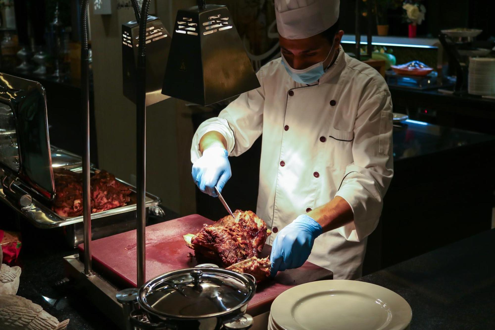 M Hotel Makkah By Millennium Μέκκα Εξωτερικό φωτογραφία A chef cooking at a buffet